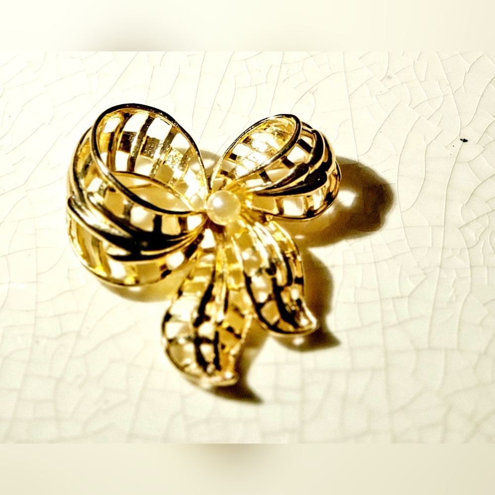 Fancy vintage gold filigree bow with faux pearl  brooch
